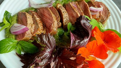 Striploin steak s mátovo hráškovým pyré, bylinkami a jedlými květy, Striploin steak s mátovo hráškovým pyré, bylinkami a jedlými květy