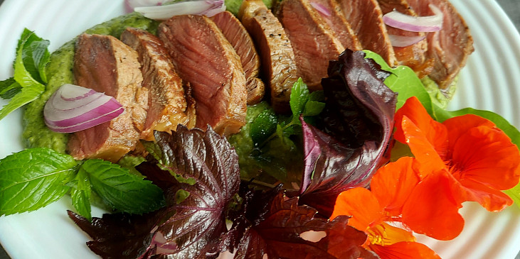 Striploin steak s mátovo hráškovým pyré, bylinkami a jedlými květy (Striploin steak s mátovo hráškovým pyré,…)
