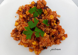 Zapečená quinoa s červenými fazolemi a kukuřicí