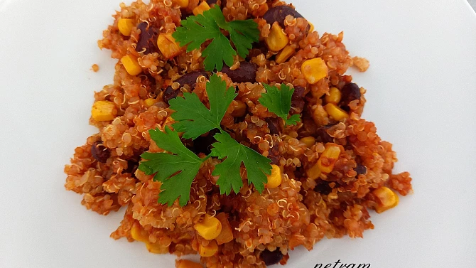 Zapečená quinoa s červenými fazolemi a kukuřicí