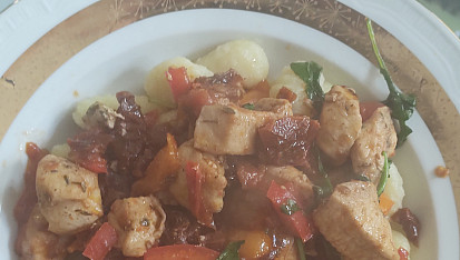 Gnocchi s rukolou, kuřecím masem a rajčátky