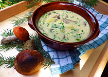 Jemná bramborová polévka se smetanou a lesními houbami