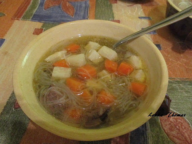 Zeleninová polévka s rýžovými nudlemi