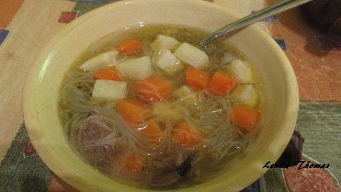 Zeleninová polévka  s rýžovými nudlemi