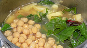 Cizrnová polévka s mangoldem