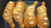 Uzená kuřecí stehna pečená s česnekem