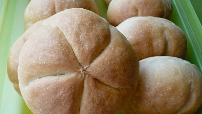 Housky s majonézou, Bez potření vejcem a bez posypu. Bulky dělány za pomoci raznice.