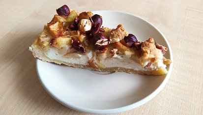 Linecký koláč s tvarohovo-ricottovým krémem, pečenými jablky a ořechy, S lískovými oříšky a pekany