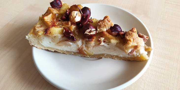 Linecký koláč s tvarohovo-ricottovým krémem, pečenými jablky a ořechy (S lískovými oříšky a pekany)