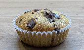 Recept na rychlé muffiny s kousky čokolády (Detail, dokonale)
