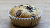 Recept na rychlé muffiny s kousky čokolády (Detail, dokonale)