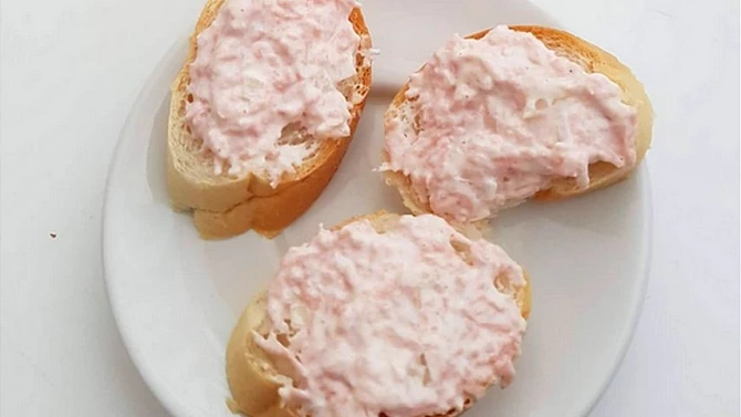 Rychlá salámová pomazánka