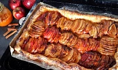 Francouzský jablečný koláč s marmeládou