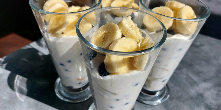Jogurtový pohár s borůvkami a banánem