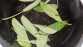 Kuskusový salát s restovanou šalvějí