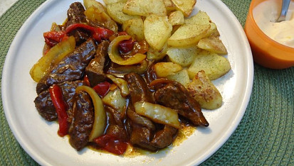 Restovaná vepřová játra s paprikami
