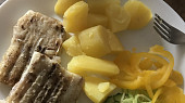 Rybí filé s bramborami, pórkem a okurkou (Rybí filé, brambory, okurky a pórek)