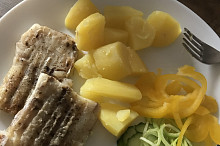 Rybí filé, brambory, okurky a pórek