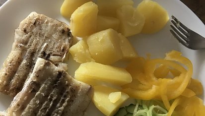 Rybí filé s bramborami, pórkem a okurkou, Rybí filé, brambory, okurky a pórek