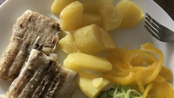 Rybí filé s bramborami, pórkem a okurkou, Rybí filé, brambory, okurky a pórek