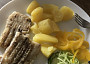 Rybí filé s bramborami, pórkem a okurkou