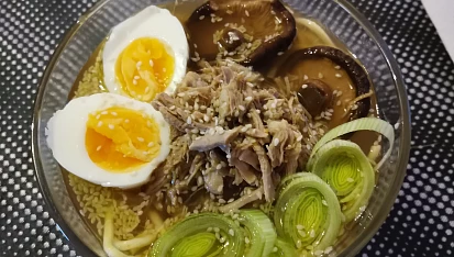 Vepřový ramen (silný vývar)
