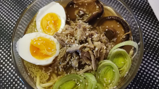 Vepřový ramen (silný vývar)