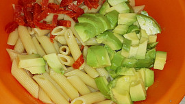 Těstovinový salát s avokádem