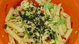 Těstovinový salát s avokádem