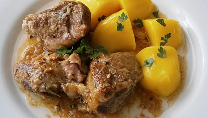 Vepřové na pivu a pečeném česneku