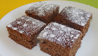 Vláčná perníková buchta