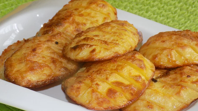 Česnekové brambory jako příloha