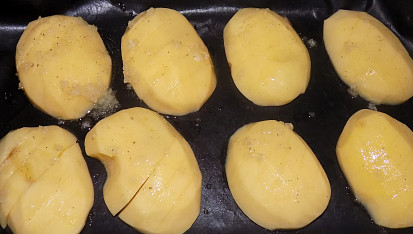 Česnekové brambory jako příloha
