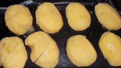 Česnekové brambory jako příloha
