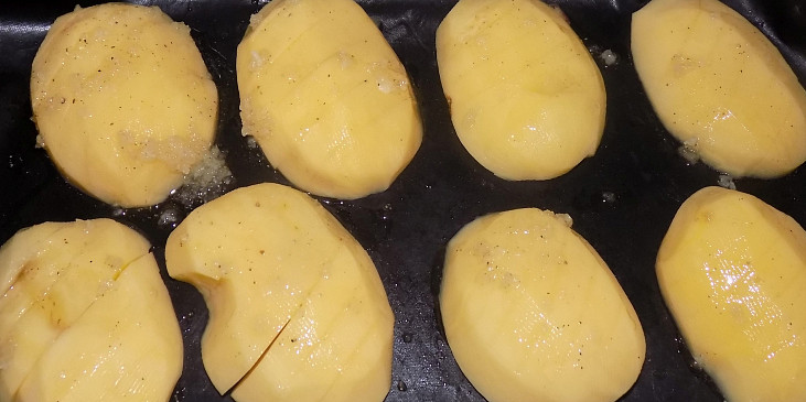 Česnekové brambory jako příloha