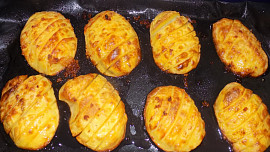 Česnekové brambory jako příloha