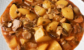Houbový guláš s brambory (Dělená strava podle LK - Kytičky + zelenina) (houbový guláš s brambory)