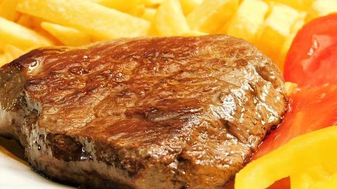 Hovězí steak s rozmarýnem a grilovanými brambory