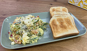 Žampionový salát s Hermelínem a jarní cibulkou, Salat s pecivem