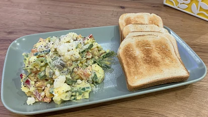 Žampionový salát s Hermelínem a jarní cibulkou, Salat s pecivem