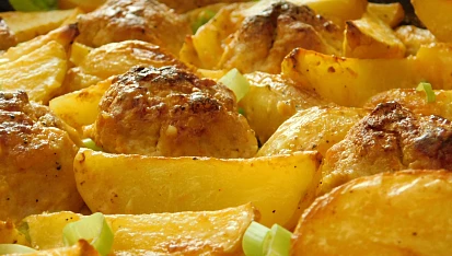 Zapečené mleté kuličky s bramborami a smetanou