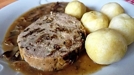 Krůtí sekaná se sušenými houbami a houbovou omáčkou