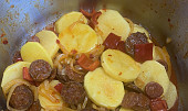 Rychlé brambory s klobásou a zeleninou (Před uzavřením papiňáku)