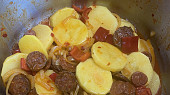 Rychlé brambory s klobásou a zeleninou, Před uzavřením papiňáku