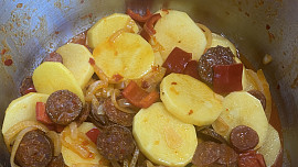 Rychlé brambory s klobásou a zeleninou