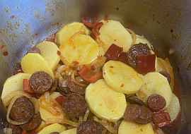 Rychlé brambory s klobásou a zeleninou (Před uzavřením papiňáku)