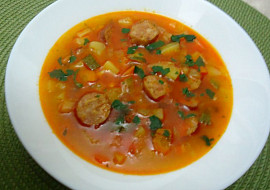 Zeleninová polévka s klobásou