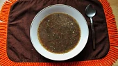 Černá zabijačková polévka "prdelačka" z jelítka