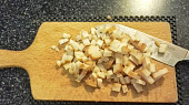 Hovězí pečeně na mletém zázvoru, nakrájená slanina
