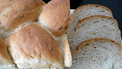 Pletený pšeničný chléb s cuketou z formy